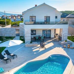 LUKSUZNA VILA S BAZENOM U NOVOM VINODOLSKOM!