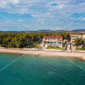 Luksuzna vila sa bazenom, prvi red do mora. Rijetkost na tržištu!