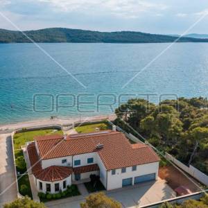 Luksuzna vila sa bazenom, prvi red do mora. Rijetkost na tržištu!