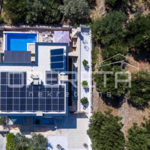 Luksuzna vila u Žrnovnici – Oaza luksuza i privatnosti u okolici Splita
Savršen 
