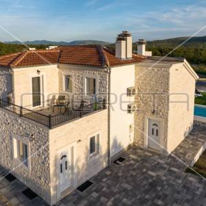 Luksuzna villa prvoklasne izgradnje, 283 m2, Dubrava kraj Šibenika