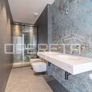 Luksuzni penthouse s privatnim bazenom i krovnom terasom – Opatija, panoramski p