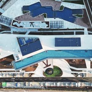 Luksuzni resort s krovnim infinity bazenom!