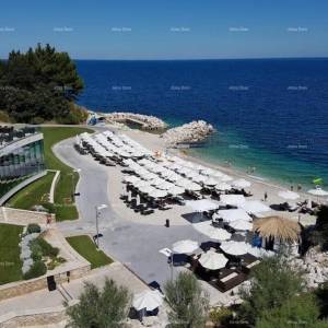 Luksuzni resort s krovnim infinity bazenom!