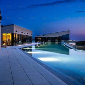 Luksuzni resort s krovnim infinity bazenom!