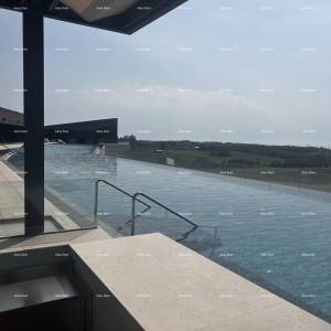 Luksuzni resort s krovnim infinity bazenom! Prodaja stana s pogledom na more i parkirnim mjestom! Umag!