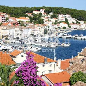 MALI LOŠINJ - Autentična kamena kuća u srcu grada - savršena investicija