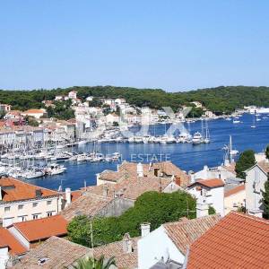 MALI LOŠINJ - Autentična kamena kuća u srcu grada - savršena investicija