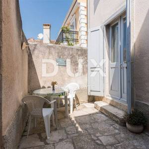 MALI LOŠINJ - Autentična kamena kuća u srcu grada - savršena investicija