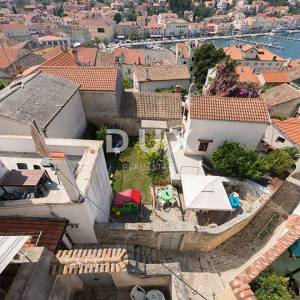 MALI LOŠINJ - Autentična kamena kuća u srcu grada - savršena investicija