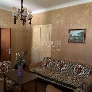 Mali Lošinj - centar, 320m2, kuća s dvorištem, potencijal!