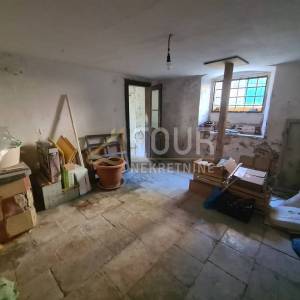 Mali Lošinj - centar, 320m2, kuća s dvorištem, potencijal!