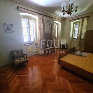 Mali Lošinj - centar, 320m2, kuća s dvorištem, potencijal!
