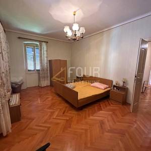 Mali Lošinj - centar, 320m2, kuća s dvorištem, potencijal!