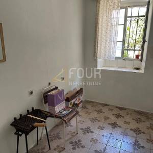 Mali Lošinj - centar, 320m2, kuća s dvorištem, potencijal!