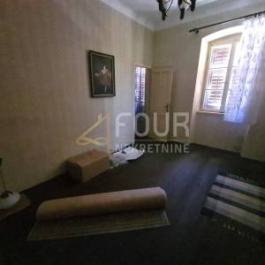 Mali Lošinj - centar, 320m2, kuća s dvorištem, potencijal!