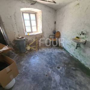 Mali Lošinj - centar, 320m2, kuća s dvorištem, potencijal!