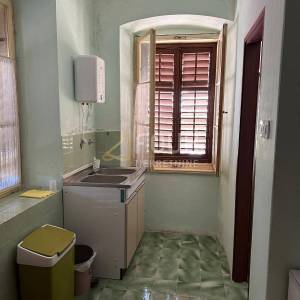 Mali Lošinj - centar, 320m2, kuća s dvorištem, potencijal!