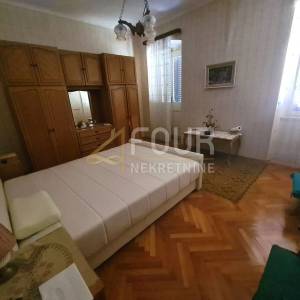 Mali Lošinj - centar, 320m2, kuća s dvorištem, potencijal!