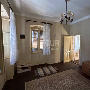 Mali Lošinj - centar, 320m2, kuća s dvorištem, potencijal!
