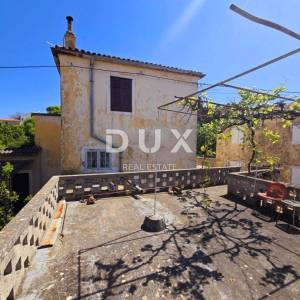 MALI LOŠINJ - centar, kuća 140 m2 + okoliš 80m2