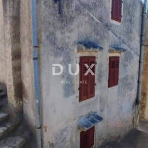 MALI LOŠINJ, CENTAR - Kuća za adaptaciju u centru grada i u blizini mora