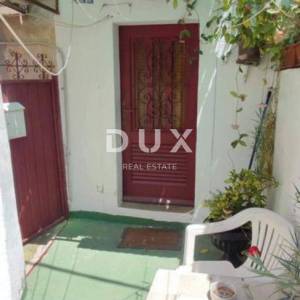 MALI LOŠINJ, CENTAR - Kuća za adaptaciju u centru grada i u blizini mora