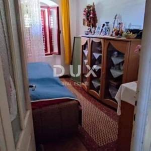 MALI LOŠINJ, CENTAR - Kuća za adaptaciju u centru grada i u blizini mora