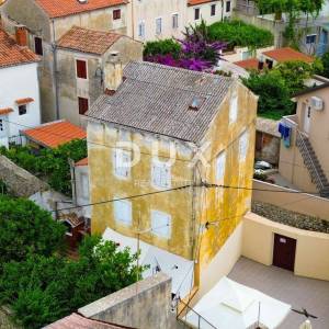 MALI LOŠINJ, CENTAR- Kuća za adaptaciju 90 metara od mora!