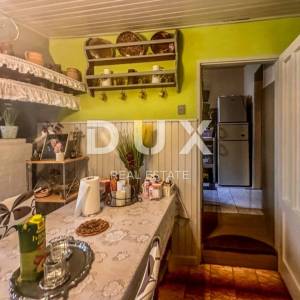 MALI LOŠINJ, CENTAR- Kuća za adaptaciju 90 metara od mora!