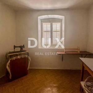 MALI LOŠINJ, CENTAR- Kuća za adaptaciju 90 metara od mora!