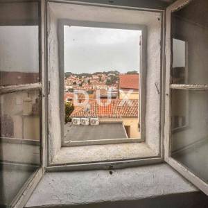 MALI LOŠINJ, CENTAR- Kuća za adaptaciju 90 metara od mora!