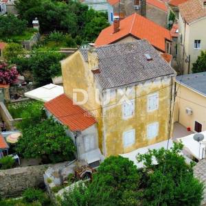 MALI LOŠINJ, CENTAR- Kuća za adaptaciju 90 metara od mora!