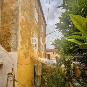 MALI LOŠINJ, CENTAR- Kuća za adaptaciju 90 metara od mora!
