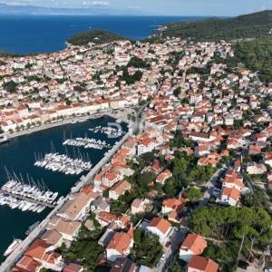 MALI LOŠINJ, CENTAR - PRILIKA - Stan u prizemlju s vrtom i parkingom