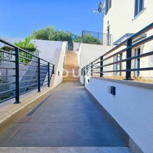 MALI LOŠINJ, CENTAR - Stan u novogradnji s garažnim parkirnim mjestom - RIJETKOST
