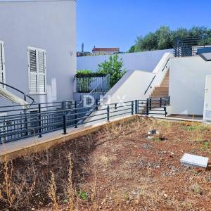 MALI LOŠINJ, CENTAR - Stan u novogradnji s garažnim parkirnim mjestom - RIJETKOST