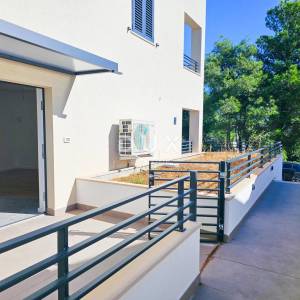 MALI LOŠINJ, CENTAR - Stan u novogradnji s garažnim parkirnim mjestom - RIJETKOST