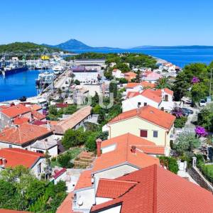 MALI LOŠINJ - Dvoetažni stan 100 m2, kaskadni vrt, parking, blizu mora