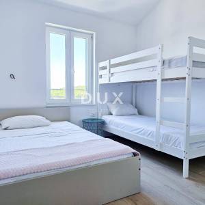 MALI LOŠINJ - Dvoetažni stan 100 m2, kaskadni vrt, parking, blizu mora