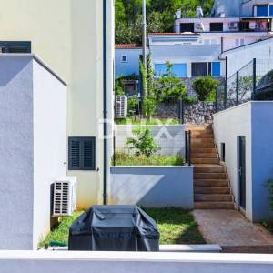 MALI LOŠINJ - Dvoetažni stan 100 m2, kaskadni vrt, parking, blizu mora