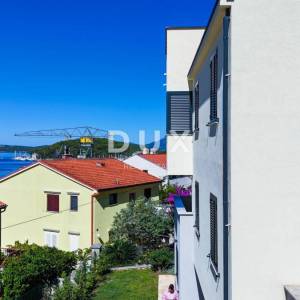MALI LOŠINJ - Dvoetažni stan 100 m2, kaskadni vrt, parking, blizu mora