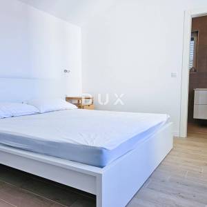 MALI LOŠINJ - Dvoetažni stan 100 m2, kaskadni vrt, parking, blizu mora