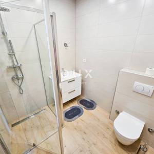 MALI LOŠINJ - Dvoetažni stan 100 m2, kaskadni vrt, parking, blizu mora