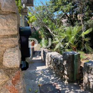 MALI LOŠINJ, kuća sa dva stana i uređenom okućnicom 170m2