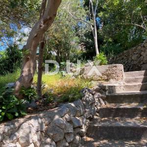 MALI LOŠINJ, kuća sa dva stana i uređenom okućnicom 170m2