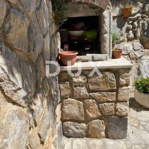 MALI LOŠINJ, kuća sa dva stana i uređenom okućnicom 170m2