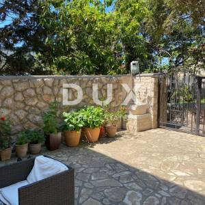 MALI LOŠINJ, kuća sa dva stana i uređenom okućnicom 170m2