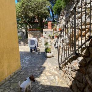 MALI LOŠINJ, kuća sa dva stana i uređenom okućnicom 170m2