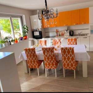 Mali Lošinj - kuća sa uređenom okućnicom i parkingom